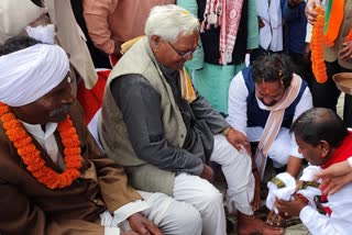 union-ministers-arjun-munda-g-krishna-reddy-washed-feet-of-followers-of-lord-birsa-munda-in-khunti