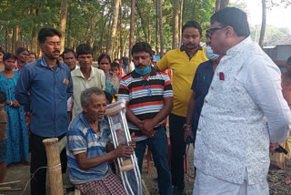 Raiganj MLA Krishna Kalyani Came Forward to Help a Old Man in North Dinajpur