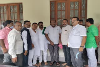 Local leaders met former CM Kumaraswamy at bangalore
