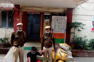 पुलिस की गिरफ्त में आरोपी