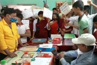 students parents agitation at mathurapur school