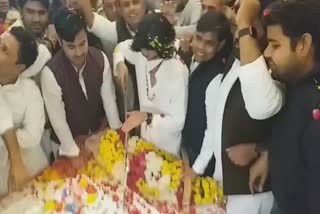 Scindia Son Mahaaryaman birthday cuts cake with sword