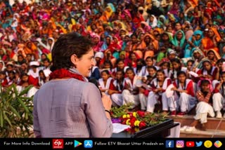 priyanka-gandhi-interacts-with-women-in-chitrakoot-after-temple-visit