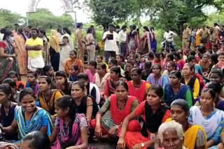 college students protest, beam bridge in karur, protest in karur, thokaimalai protest, போக்குவரத்து பாதிப்பு, கல்லூரி மாணவிகள் போராட்டம், கரூர் போராட்டம், தோகைமலை