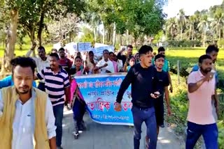 protest by tea workers