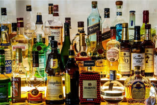 constable smuggling liquor from Telangana to AP