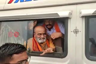 Sri Ram Sene national president Pramod Muthalik, Pramod Muthalik detained by Kolar police, Bababudangiri dattapeeta, Shri Rama Sena activists protest, Miscreants pelt stones on Datta Peeta bus, Kolar crime news, Pramod Muthalik reaction, ಶ್ರೀರಾಮ ಸೇನೆಯ ರಾಷ್ಟ್ರೀಯ ಅಧ್ಯಕ್ಷ ಪ್ರಮೋದ್ ಮುತಾಲಿಕ್, ಕೋಲಾರ ಪೊಲೀಸರ ವಶಕ್ಕೆ ಪ್ರಮೋದ್ ಮುತಾಲಿಕ್, ​ಬಾಬಾಬುಡನ್​ಗಿರಿ ದತ್ತಪೀಠ, ಶ್ರೀರಾಮ ಸೇನೆಯ ಕಾರ್ಯಕರ್ತರಿಂದ ಪ್ರತಿಭಟನೆ, ಪ್ರಮೋದ್ ಮುತಾಲಿಕ್ ಹೇಳಿಕೆ, ಬಸ್​ ಮೇಲೆ ಕಲ್ಲು ತೂರಿದ ಕಿಡಿಗೇಡಿಗಳು, ಕೋಲಾರ ಅಪರಾಧ ಸುದ್ದಿ,