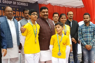 The children who won medals in archery were honored in barabanki  etv bharat urdu news  National Field Indoor Archery Competition  gramanchal degree college news  بارہ بنکی: آرچری مقابلے میں طمغہ حاصل کرنے والے بچوں کو اعزاز سے گیا  قومی فیلڈ انڈور آرچری مقابلے  بالا جی بچپن اسکول  کنال اور اسمتا تیواری نے انڈر 14 کیٹیگری میں سلور میڈل حاصل کیا  شیرش نے انڈر 10 کیٹیگری میں سلور میڈل حاصل کیا  گرامانچل ڈگری کالج