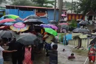 ஒருபக்கம் மக்கள் சாலை மறியல் மறுபக்கம் சாலையில் நீச்சல் அடிக்கும் சிறுவர்கள்