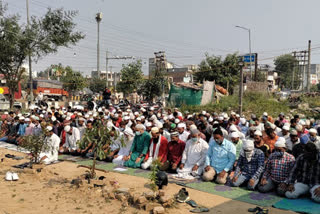 Sikhs opened the gates of the gurdwara for namaz in gurugram  friday prayers in gurgaon  etv bharat urdu news  gurugram friday prayers news  سکھوں نے نماز کے لیے گردوارے کے دروازے کھول دیئے  اپنی دکان مسلم طبقہ کو نماز جمعہ ادا کرنے کے لئے دے د  گڑگاؤں کی مذہبی رواداری  آنگن میں بھی نماز ادا کر سکتے ہیں  مسلمانوں کو نماز کے لئے جگہ دینے کے لئے تیار  ہندو شدت پسند تنظیموں کی جانب کیے گئے تنازع  سکھوں نے گردوارہ میں نماز پڑھنے کی اجازت  گڑگاؤں گرودوارا انتظامی کمیٹی  مسلمانوں کو کہیں بھی نماز پڑھنے سے روکیں