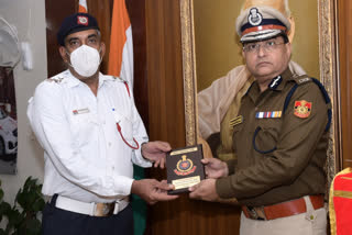 Delhi Police Commissioner honored policemen for excellent work