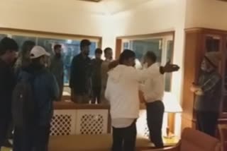 kalidas jayaram and team detained at a hotel in Munnar  kalidas jayaram and team at munnar hotel  kalidas jayaram tamil web series shooting  kalidas jayaram munnar hotel issue  കാളിദാസ് ജയറാമിനെ മൂന്നാറിലെ ഹോട്ടലിൽ തടഞ്ഞുവച്ചു  കാളിദാസ് ജയറാം മൂന്നാര്‍ ഹോട്ടല്‍  കാളിദാസ്‌ ജയറാം തമിഴ്‌ വെബ്‌ സീരീസ്‌  ഷൂട്ടിങ്‌ സംഘത്തെ മൂന്നാറിലെ ഹോട്ടലിൽ തടഞ്ഞുവച്ചു