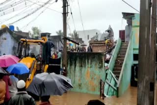 Vellore House Collapse, vellore House, vellore news, gudiyatham news, National Disaster Response Force, house collapse death, வீடு இடிந்து, 8 பேர் பலி, 9 பேர் காயம், வேலூர் வீடு இடிந்து விபத்து, வேலூர் விபத்து, வேலூர் செய்திகள், பேரணாம்பட்டு, குடியாத்தம் அரசு மருத்துவமனை