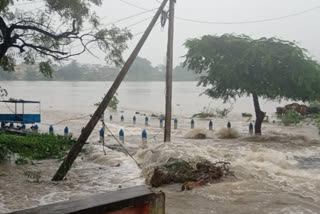 Flood: கடும் வெள்ளத்தினால் சாலை போக்குவரத்து துண்டிப்பு