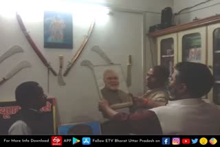 हिंदू महासभा ने PM मोदी की तस्वीर कार्यालय से हटाई.