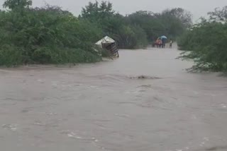 Heavy Rains in Chittor  Heavy Rains  Andra pradesh heavy rain news  Andra pradesh heavy rain  The Landslides in Tirumala  The Landslides in Tirumala news  Tirumala news  tirumala Landslides news  Landslides news  ആന്ധ്രാപ്രദേശിൽ കനത്ത മഴ  ആന്ധ്രാപ്രദേശിൽ കനത്ത മഴ വാർത്ത  തിരുമലയിൽ കനത്ത മഴ വാർത്ത  തിരുമല വാർത്ത  തിരുമലയിൽ മണ്ണിടിച്ചിൽ  ആന്ധ്രാപ്രദേശിൽ മഴ വാർത്ത  ന്യൂനമർദം തീരം തൊട്ടു