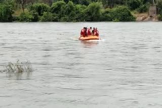 ನಡುಗಡ್ಡೆಯಲ್ಲಿ ಸಿಲುಕಿದ್ದ ರೈತರ ರಕ್ಷಣೆ