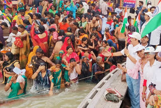 मां गंगा की आरती उतारते श्रद्धालु