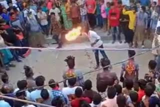 Andhra MAN CATCHES FIRE WHILE PLAYING, நெருப்பில் சிக்கிய ஆந்திரா இளைஞர்
