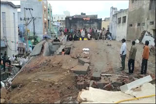 Two buildings collapsed in andra pradesh  Old Chairman Street of Anantapur district news  buildings fall down in andra pradesh  നിർമാണത്തിലിരുന്ന കെട്ടിടങ്ങൾ തകർന്നു  ആന്ധ്രാപ്രദേശിലെ ഓൾഡ്മാൻ സ്‌ട്രീറ്റ് വാർത്ത  കെട്ടിടങ്ങൾ തകർന്നു വീണു