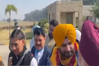 Navjot singh Sidhu calls Imran Khan 'bada bhai'