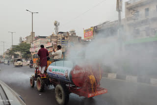 निजी फंड से किया जा रहा पानी का छिड़काव