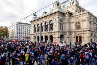 Thousands in Vienna protest Austria's looming lockdown