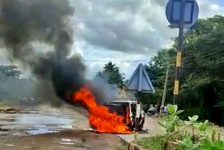 Fire in running Omni car; vehicle burn in Davangere District