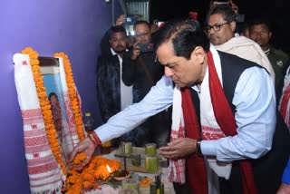 ex-cm-sarbananda-sonowal-pays-tribute-to-mother-of-mp-tapan-gogoi