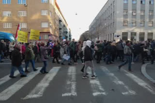 Dutch COVID protest: روٹرڈیم میں مظاہرے کے دوران فائرنگ میں تین زخمی