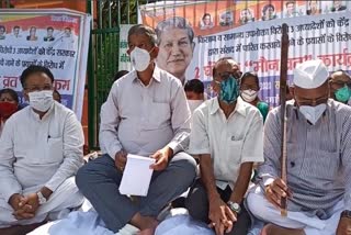 harish-rawat-observed-silence-in-protest-against-the-violation-of-labor-rights