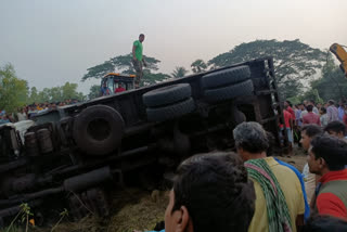 road accident in east midnapore killed one, injured at least three