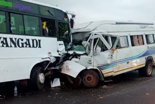 kasaragod accident latest news  tourist bus tempo traveller collision news  kanhangad accident news  kerala road accident latest news  കാസര്‍കോട് അപകടം വാര്‍ത്ത  ടൂറിസ്റ്റ് ബസ് ടെമ്പോ ട്രാവലര്‍ കൂട്ടിയിടിച്ചു വാര്‍ത്ത  കാഞ്ഞങ്ങാട് വാഹനാപകടം വാര്‍ത്ത  വിവാഹ പാര്‍ട്ടി ബസ് അപകടം വാര്‍ത്ത  ചാലിങ്കാല്‍ അപകടം വാര്‍ത്ത