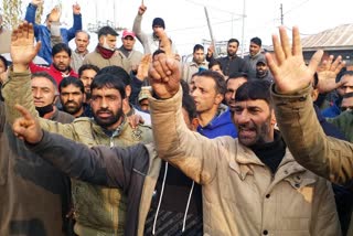 Daily Wagers Protest: یومیہ اجرت پر کام کر رہے عارضی ملازمین کا احتجاج
