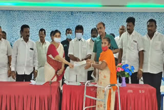 Identity card and fund for platform vendors  platform vendors  chennai platform vendors  minister nasar  minister nasar give Identity card and fund for platform vendors  chennai news  chennai latest news  சென்னை செய்திகள்  அடையாள அட்டை  நடைப்பாதை வியாபாரிகள்  சென்னை நடைப்பாதை வியாபாரிகள்  நடைப்பாதை வியாபாரிகளுக்கு அடையாள அட்டை வழங்கிய அமைச்சர்  பால் வளத்துறை அமைச்சர்  பால் வளத்துறை அமைச்சர் நாசர்