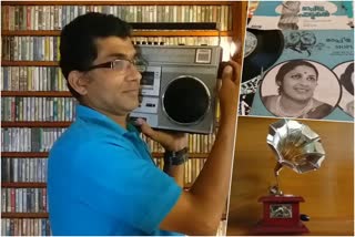 kerala man with rare collection of cassettes  cassettes collection news  Mappilappattu  Gramophone  Peer Muhammed  VM Kutty  KS Mohammed Kutty  Azeez Thayineri  kasaragod man cassettes collection  പഴയ പാട്ടുകളുടെ അപൂര്‍വ ശേഖരവുമായി മുഷ്‌താഖ്  മാപ്പിളപാട്ടുകള്‍  കാസെറ്റുകള്‍ ശേഖരം വാര്‍ത്ത  ഉപ്പള സ്വദേശി പാട്ട് ശേഖരം വാര്‍ത്ത  അപൂര്‍വ കാസെറ്റുകള്‍  മുഷ്‌താഖ് കാസെറ്റ് ശേഖരം