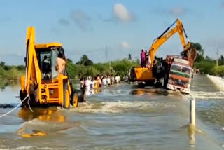 పెన్నానదిలోకి ఒరిగిపోయిన లారీ.. ప్రమాదం నుంచి 30 మంది సేఫ్