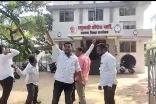 Satara DCC Bank Election : साताऱ्यात राष्ट्रवादी कॉंग्रेस भवनवर शिंदे समर्थकांकडून दगडफेक!
