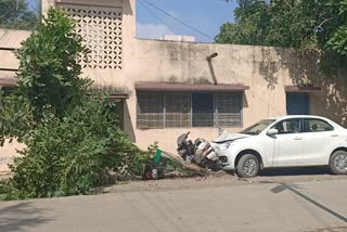 police officer's car hit a tree along with three two-wheelers in buldana