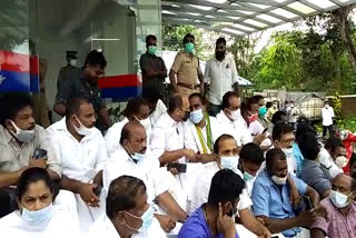 mofia suicide  mofia death  Congress protest at Aluva East police station  Aluva East police station  Aluva East police station CI sudeer  Mofiya parveen  മൊഫിയയുടെ ആത്മഹത്യ  മൊഫിയയുടെ മരണം  ആലുവ ഈസ്റ്റ് പൊലീസ് സ്റ്റേഷൻ  ഈസ്റ്റ് പൊലീസ് സ്റ്റേഷൻ സി.ഐ സുധീർ  മൊഫിയ പർവീൺ