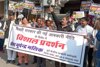 AAP and BJP protested against opening of liquor shop in delhi