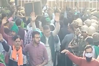Noida Farmers Protest: کسانوں نے رکن اسمبلی پنکج سنگھ کی رہائش گاہ کا گھیراؤ کیا