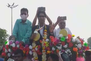 khel ratna awardee Pramod Bhagat receives warm welcome at Bhubaneswar airport