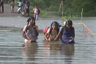 கரையை கடக்கும் பள்ளி மாணவர்கள்