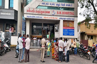 child death issue  infant died in a private hospital in tirupur  Relatives besieged the hospital  private hospital in tirupur  private hospital  மூளை நரம்பு பாதிக்கப்பட்டு உயிரிழந்த குழந்தை  கோயம்புத்தூரில் மூளை நரம்பு பாதிக்கப்பட்டு உயிரிழந்த குழந்தை  குழந்தை உயிரிழந்ததால் மருத்துவமனையை முற்றுகையிட்ட உறவினர்கள்  குழந்தை உயிரிழப்பு