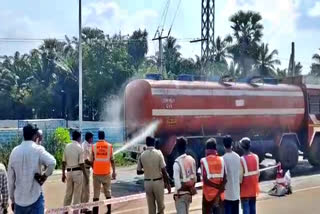 Solvent leak on Road: రోడ్డుపై లీకైన సాల్వెంట్.. 7 గంటలు శ్రమించిన అగ్నిమాపక సిబ్బంది