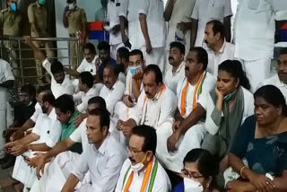 Mofia Parvin death  Congress ended the strike at aluva  Mofia Parvin death Congress ended the strike  കോണ്‍ഗ്രസ് സമരം അവസാനിപ്പിച്ചു  മുഹമ്മദ് ഷിയാസ്  എസ് പി ഓഫീസിലെ സമരം അവസാനിപ്പിച്ചു  ആലുവ കോണ്‍ഗ്രസ്