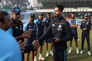 Dravid returns old tradition, Gavaskar hands over Indian cap to Shreyas on debut