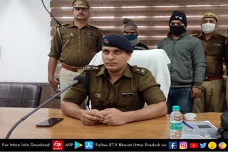 लूट की घटना का खुलासा करते हुए हापुड़ पुलिस