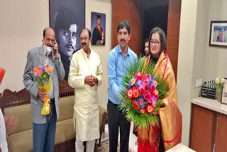 bjp-candidate-bukahalli-manju-meets-sumalatha-ambarish